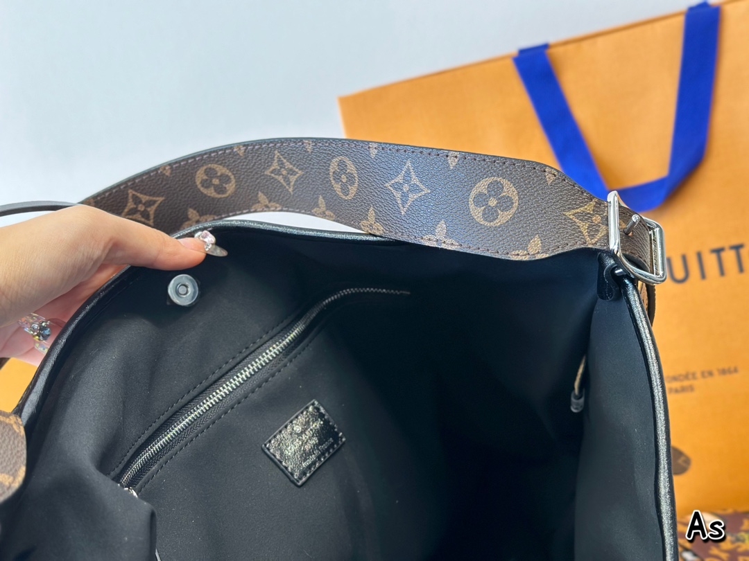 这还是我认识的Lv吗？好酷啊！满满暗黑机车风！