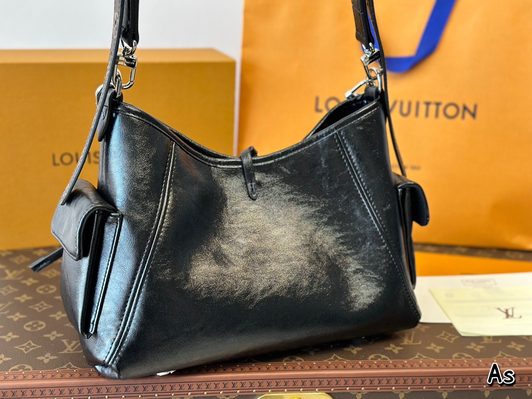 这还是我认识的Lv吗？好酷啊！满满暗黑机车风！