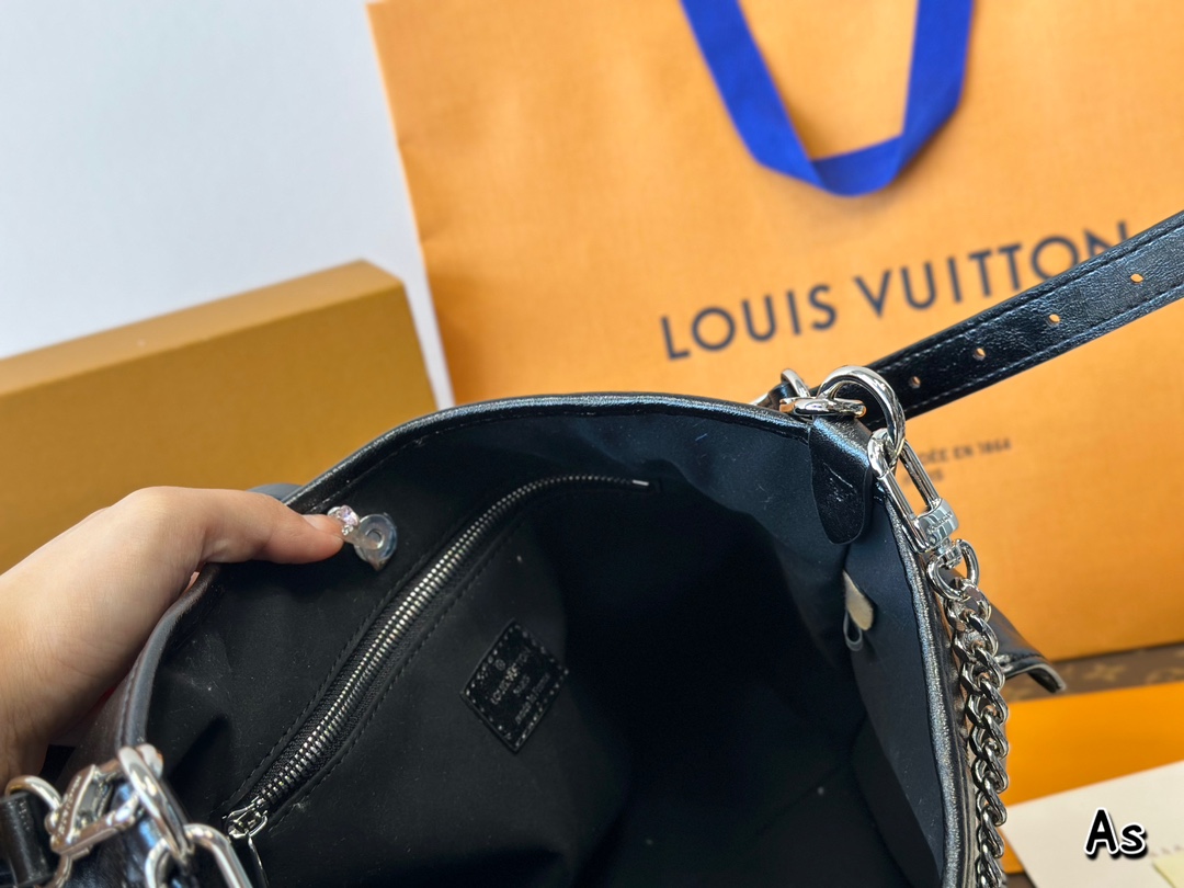 这还是我认识的Lv吗？好酷啊！满满暗黑机车风！