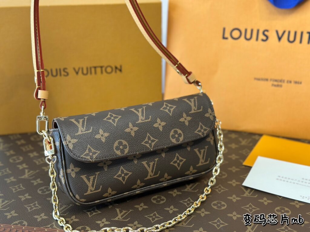 The 2023 LV big hit, lvy hemp bag, WOC bag, is stunning when you get it, and it looks smart when you it! Size 22*13cm.