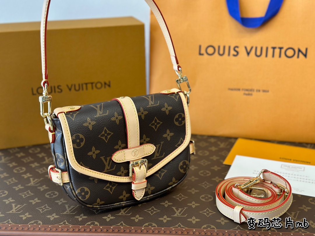 Size: 20 14cm  L brand saddle bag new style 〰️  Very cute and round