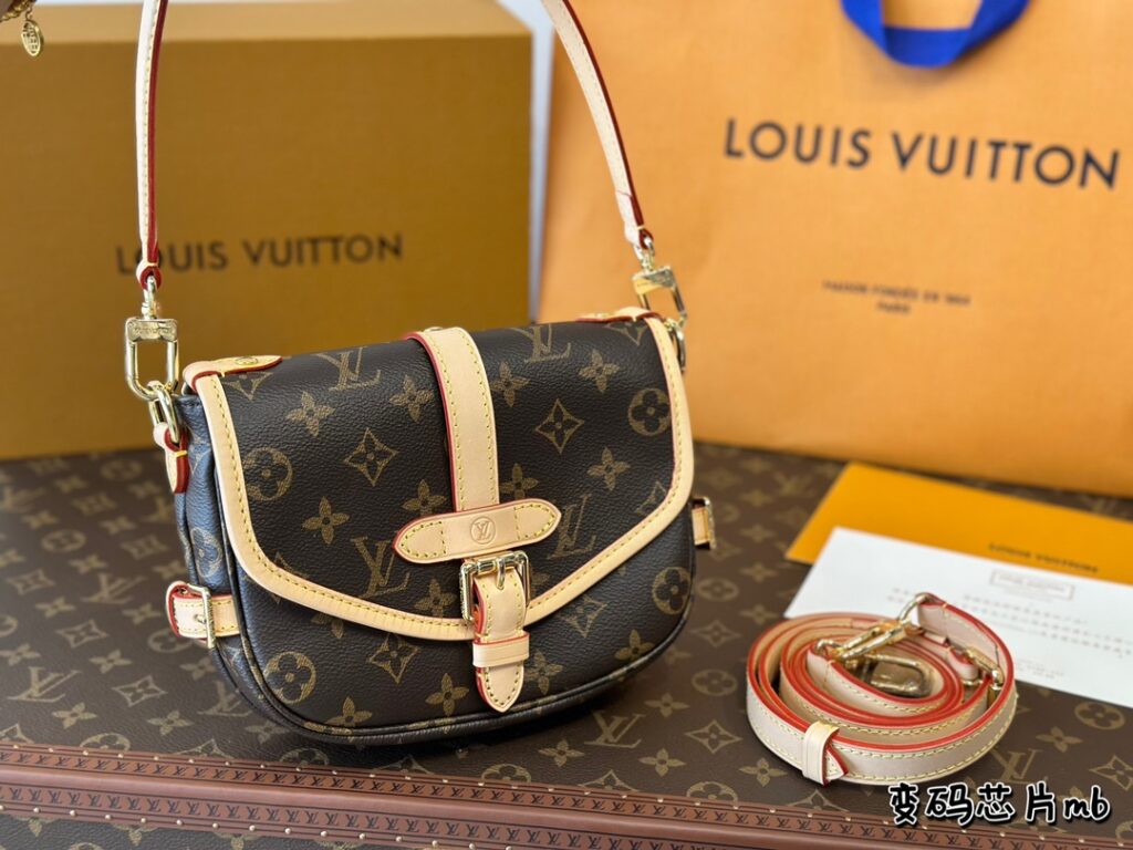 Size: 20 14cm  L brand saddle bag new style 〰️  Very cute and round