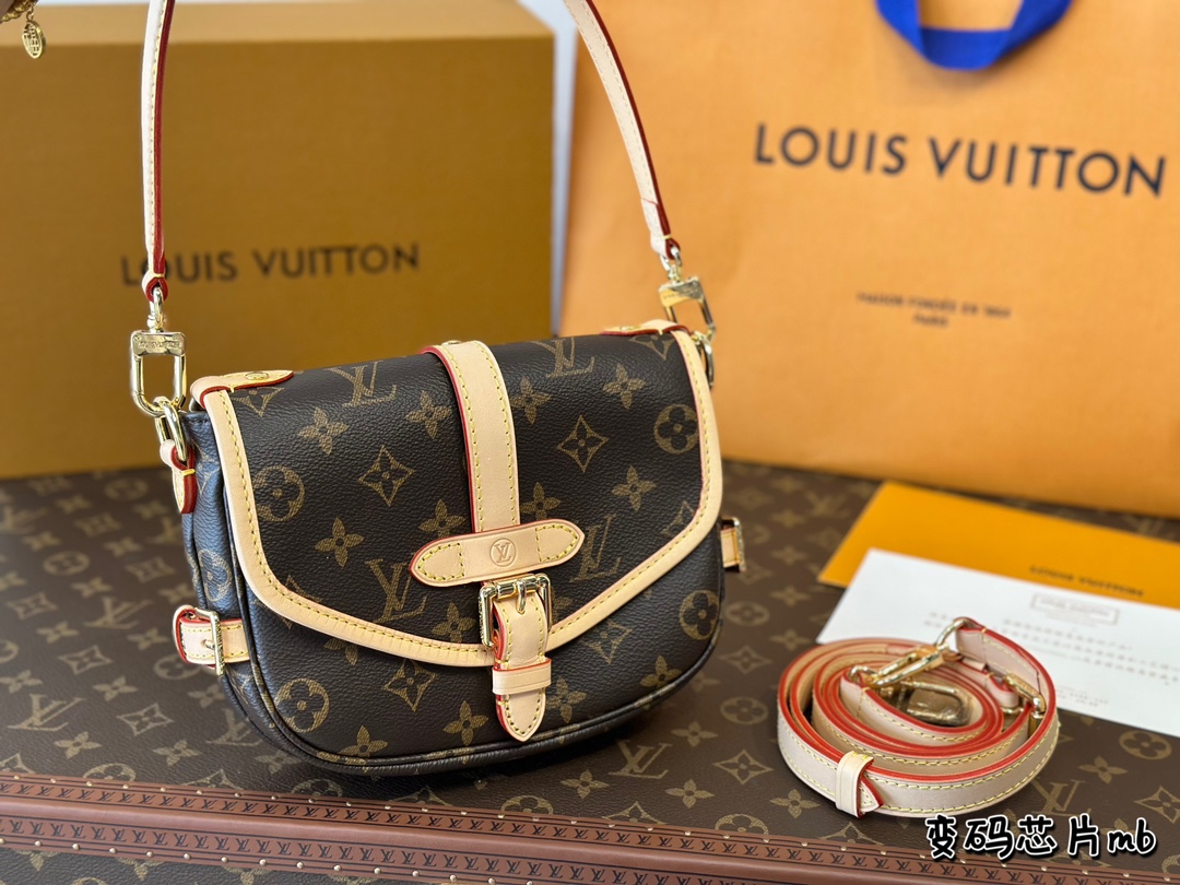 Size: 20 14cm  L brand saddle bag new style 〰️  Very cute and round