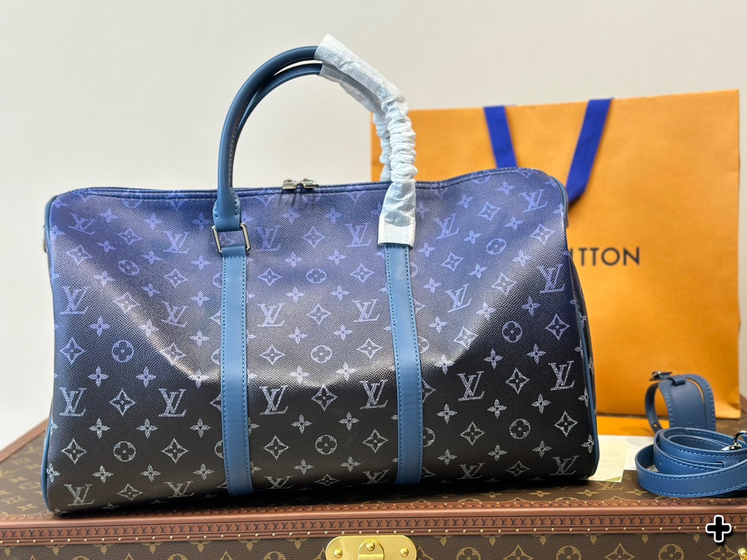 New LV travel bag  Unisex style✅  Large capacity, size 45cm
