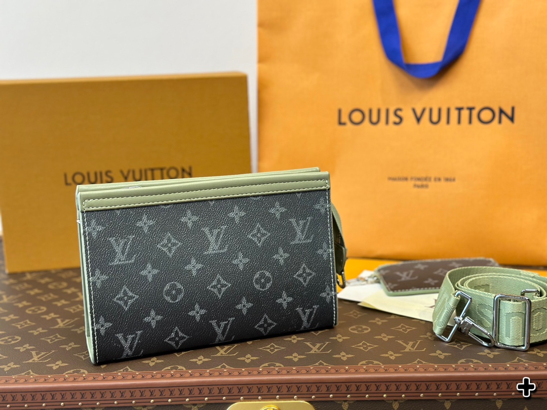Size: 20 14 cm  LV toiletry bag/double-duty crossbody bag