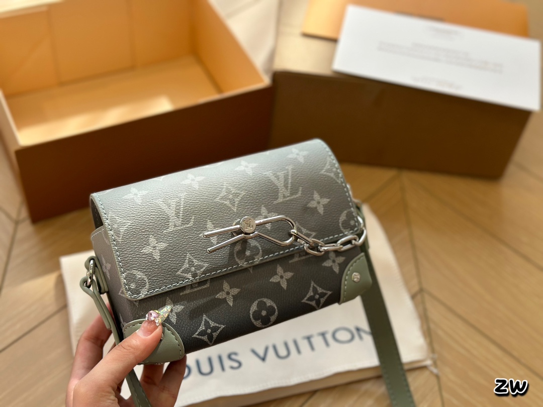 Mrs. Lv finds the Steamer bag extremely beautiful. Dimensions: 18*10cm.