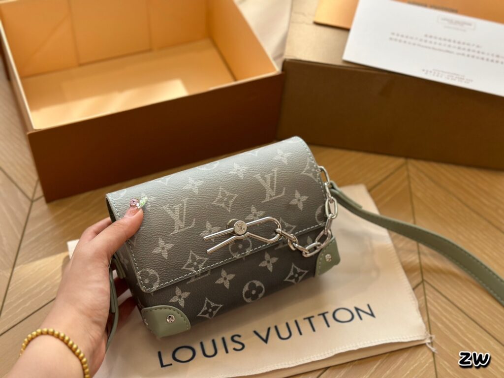 Mrs. Lv finds the Steamer bag extremely beautiful. Dimensions: 18*10cm.