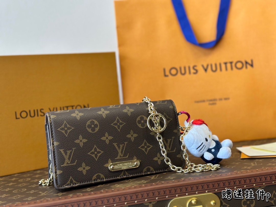 This item can be worn crossbody, on one shoulder, or carried by hand. It features a detachable gold chain that measures 20 centimeters.