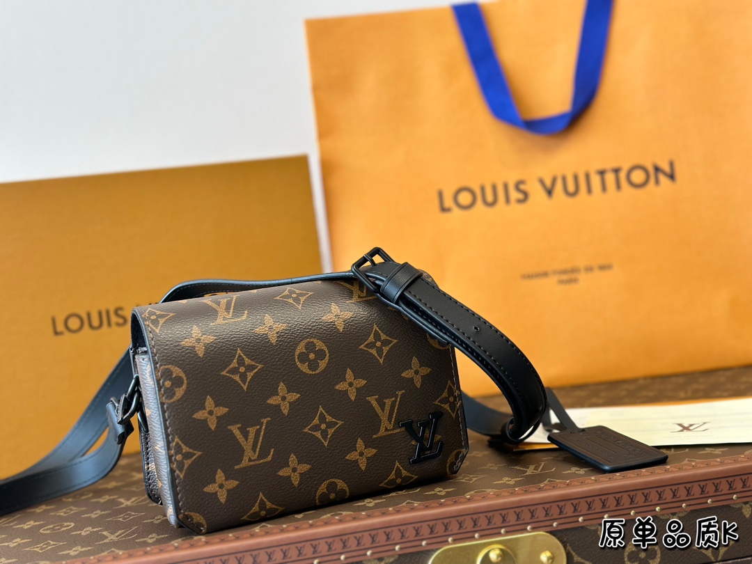 Men’s slanted crossbody bag  Dimensions: 17*12 cm  Unisex, suitable for both men and women