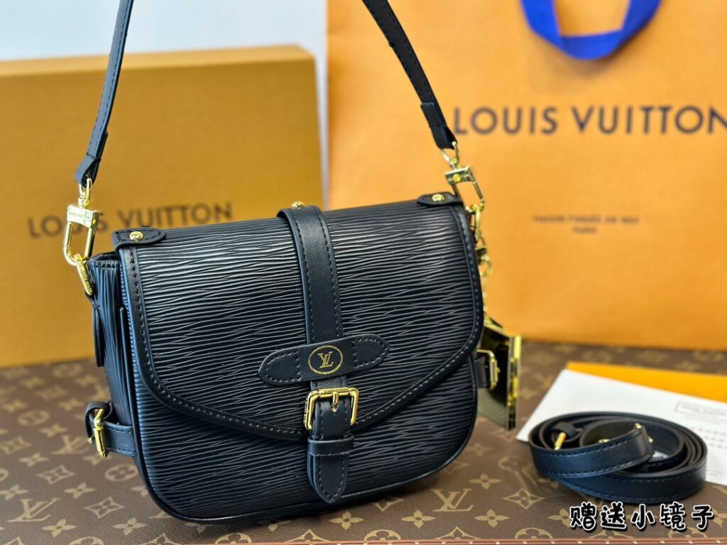 Size: 20 14cm  L brand saddle bag new style 〰️  Round and very cute