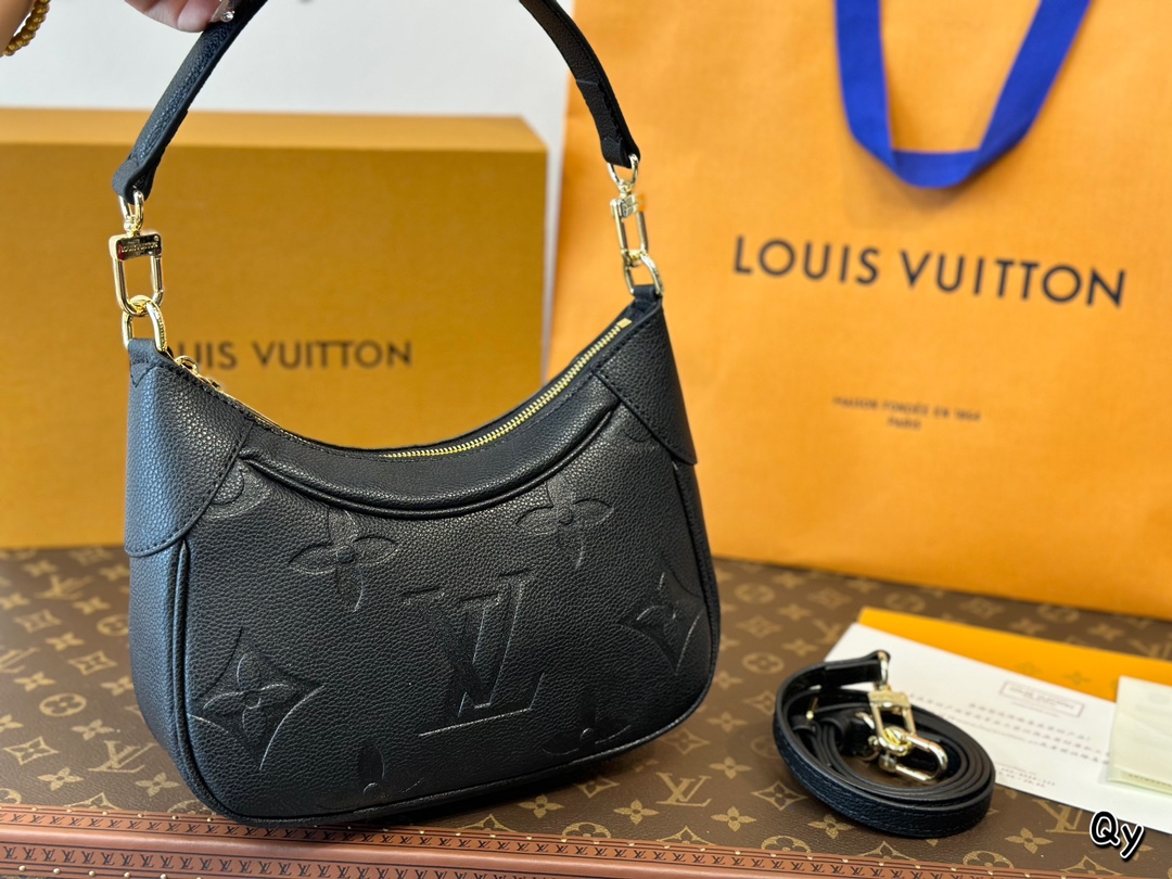 New LV underarm bag  The new Bagatelle handbag offers a fresh interpretation of classic and trendy styles  Size: 24*19 cm
