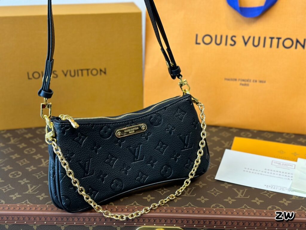 LV24-year tan chain shoulder bag pochette  Double zipper, dimensions 24*11