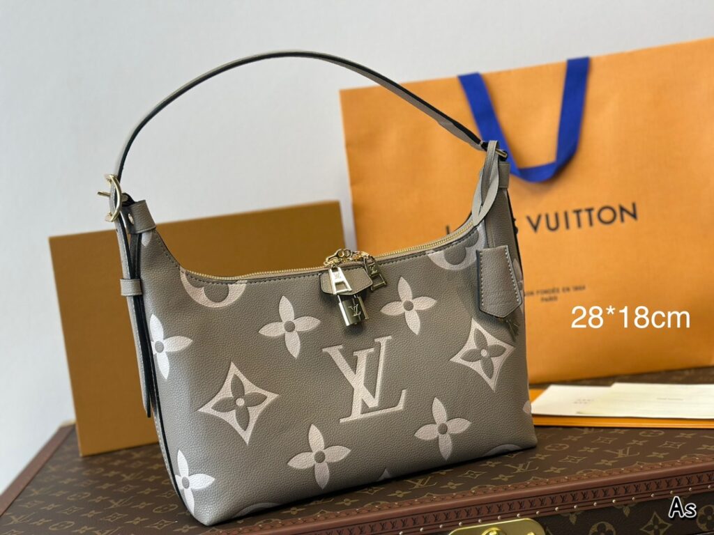 The new LV underarm bag features a vintage aesthetic that is both stylish and versatile. Dimensions: 28 x 18 cm.