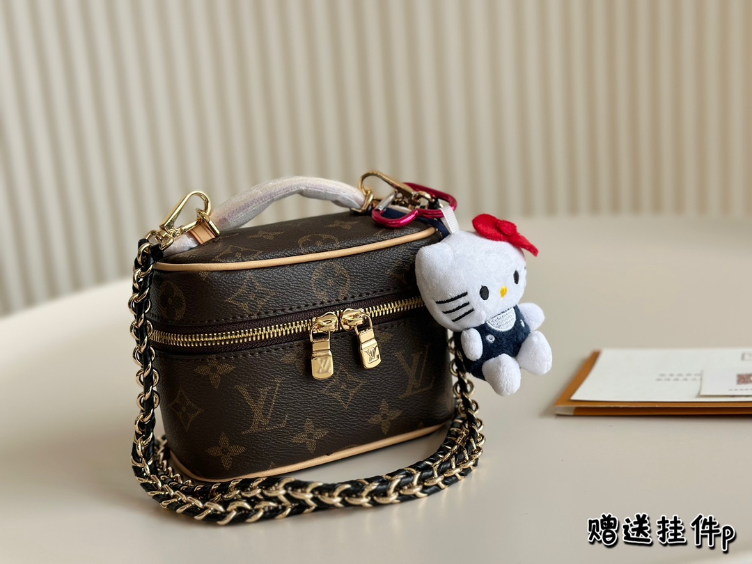 This is an LV makeup bag, with dimensions of 14*11 cm.