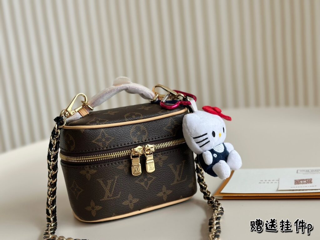 This is an LV makeup bag, with dimensions of 14*11 cm.