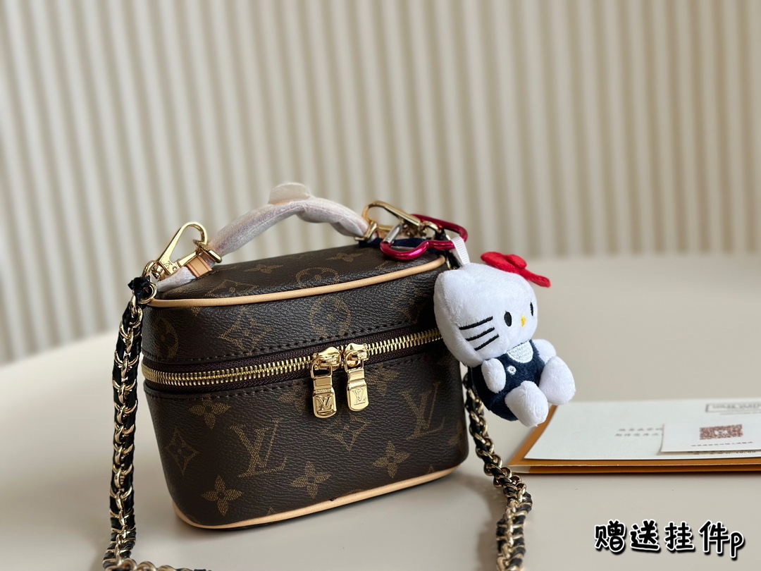 This is an LV makeup bag, with dimensions of 14*11 cm.