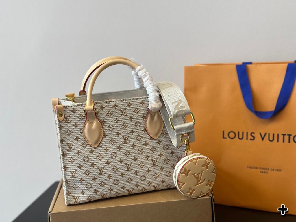 This OnTheGo medium-sized handbag features Monogram Empreinte grain leather. Dimensions: 25cm.