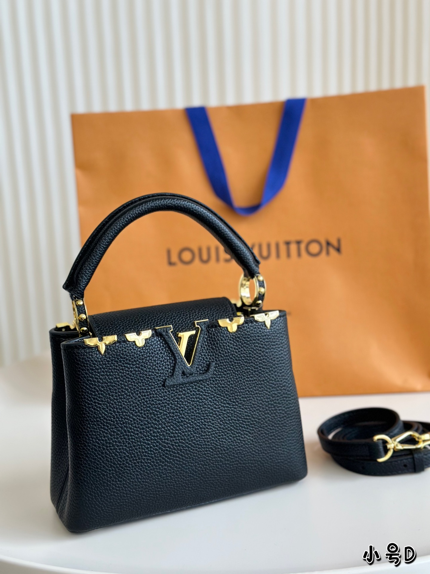 Lady Capucines bag made of cowhide, featuring classic gold-tone hardware, dimensions: 21cm x 15cm