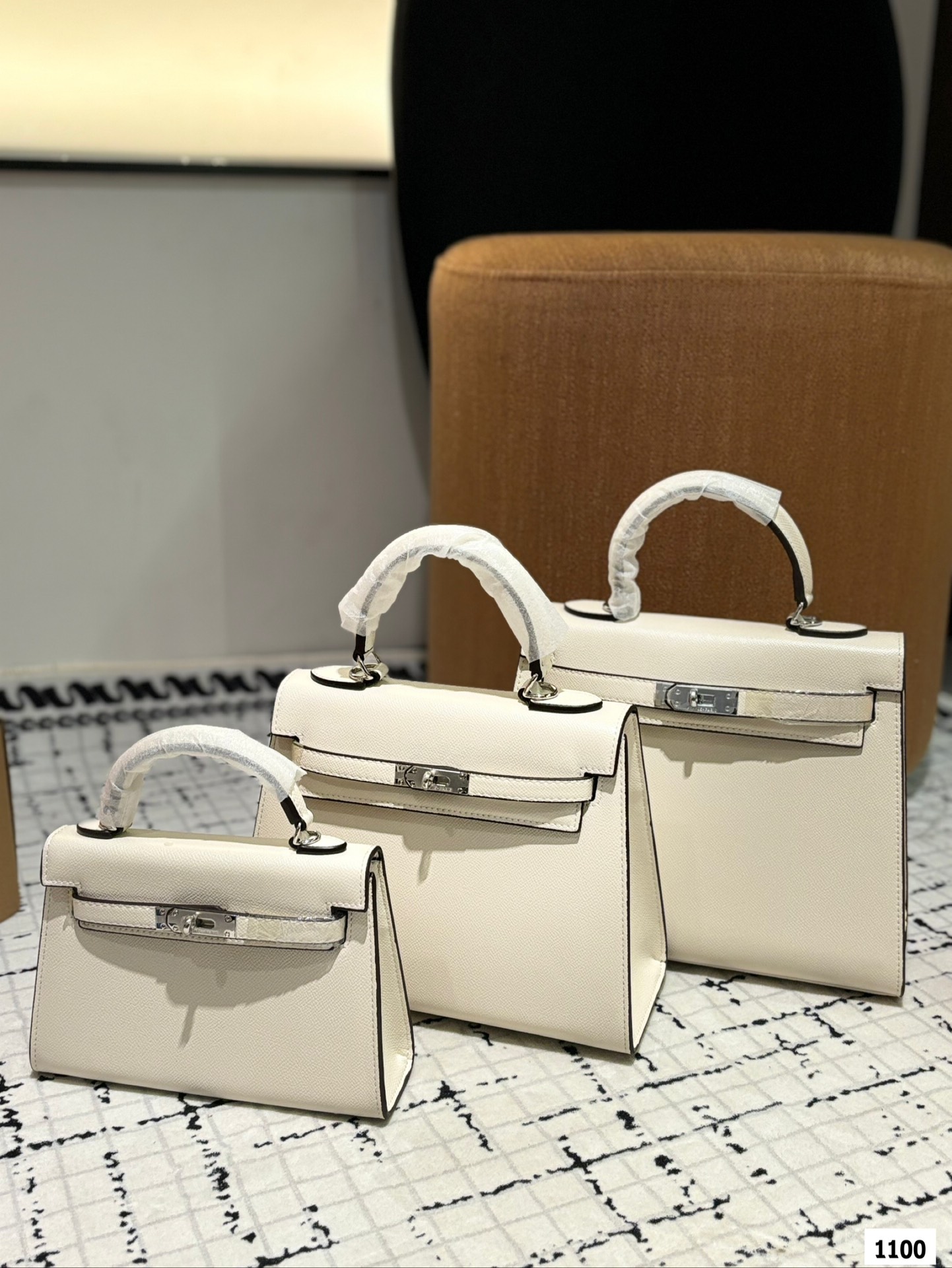 Hermès Kelly bag  Dimensions: 28 cm x 22/25 cm x 18/20 cm