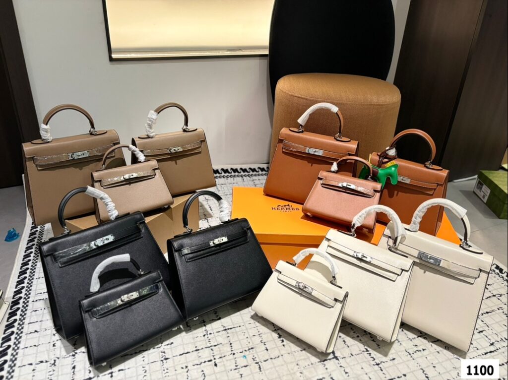 Hermès Kelly bag  Dimensions: 28 cm x 22/25 cm x 18/20 cm