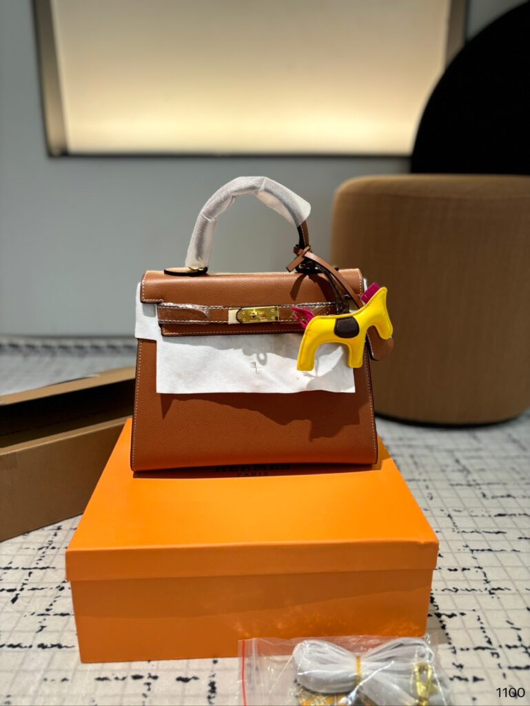 Size 28  Hermès Kelly Bag (Alligator skin)  It’s really exquisite, perfect for everyday casual wear.