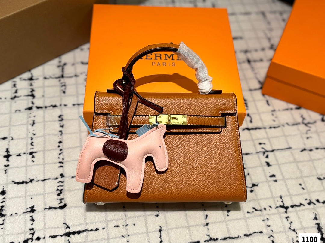 The H family’s eternal classic. The Kelly bag is nice. Size 20.