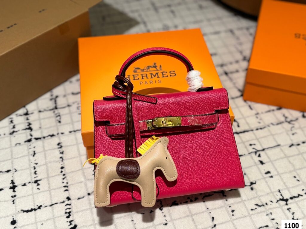 The H family’s eternal classic. The Kelly bag is nice. Size 20.