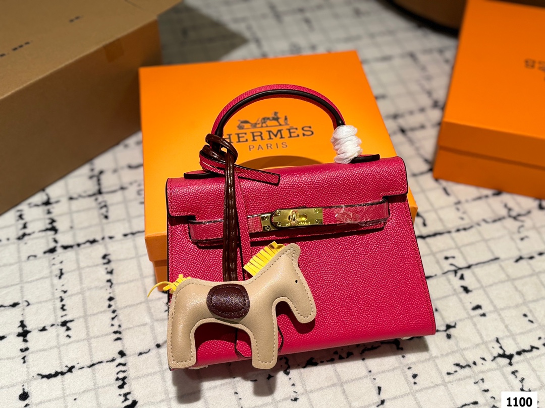 The H family’s eternal classic. The Kelly bag is nice. Size 20.