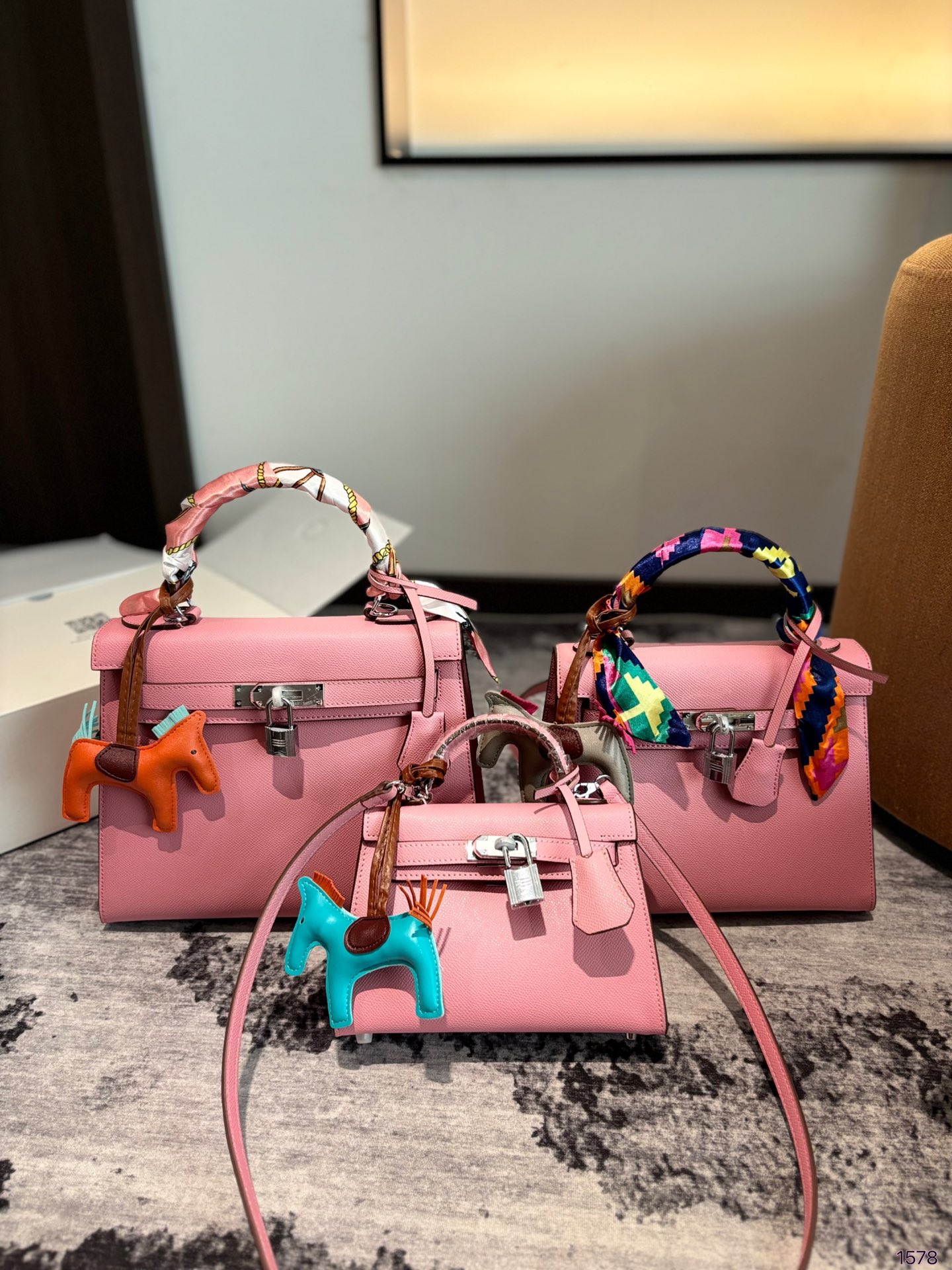 The Hermès Kelly bag (with palm print) is really exquisite and perfect for everyday casual wear.