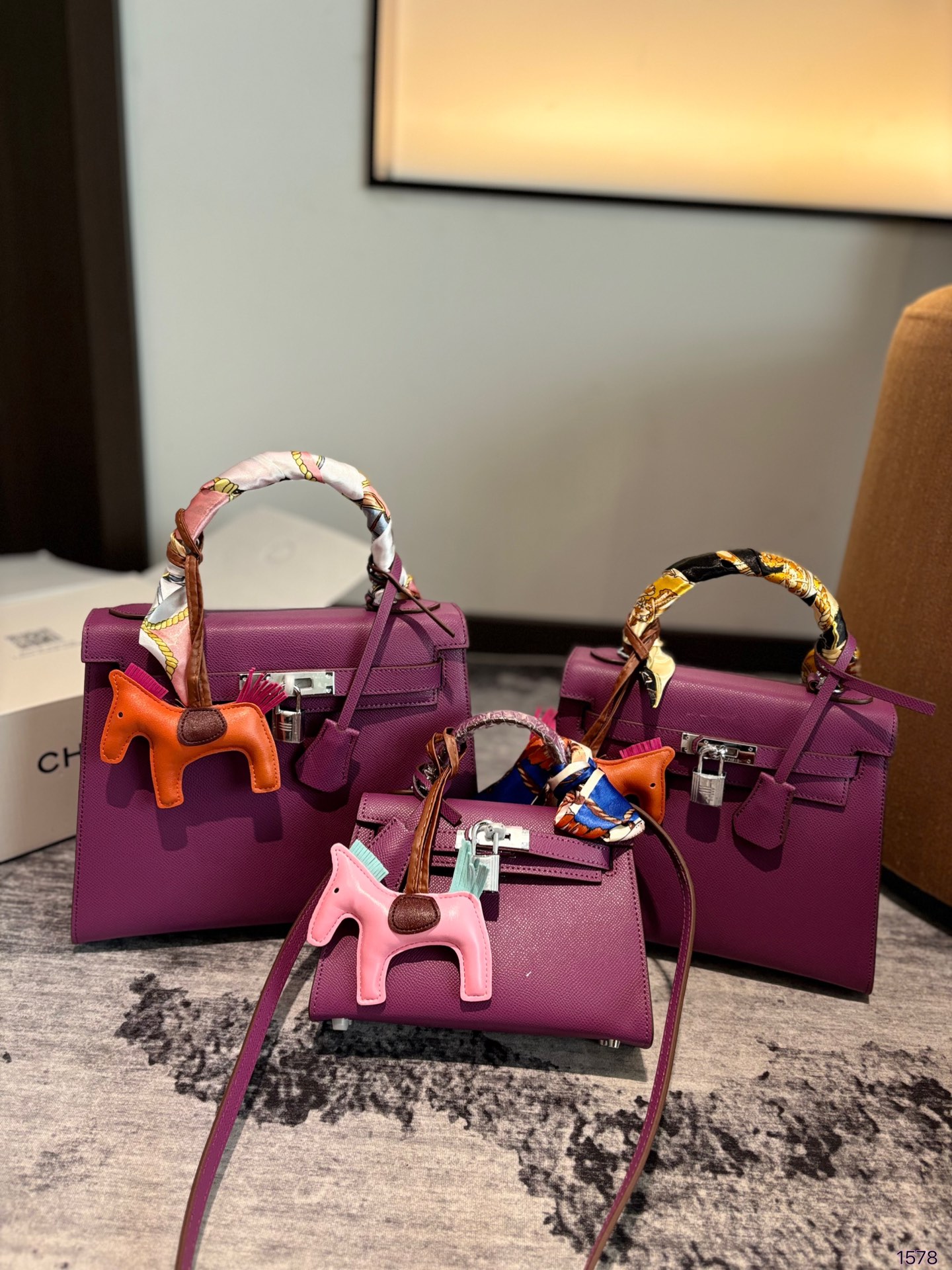 The Hermès Kelly bag (with palm print) is really exquisite and perfect for everyday casual wear.