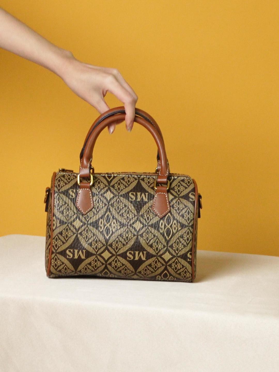 Female European and American retro Boston pillow bag with a high-end feel, simple and casual, portable and crossbody bag, mini